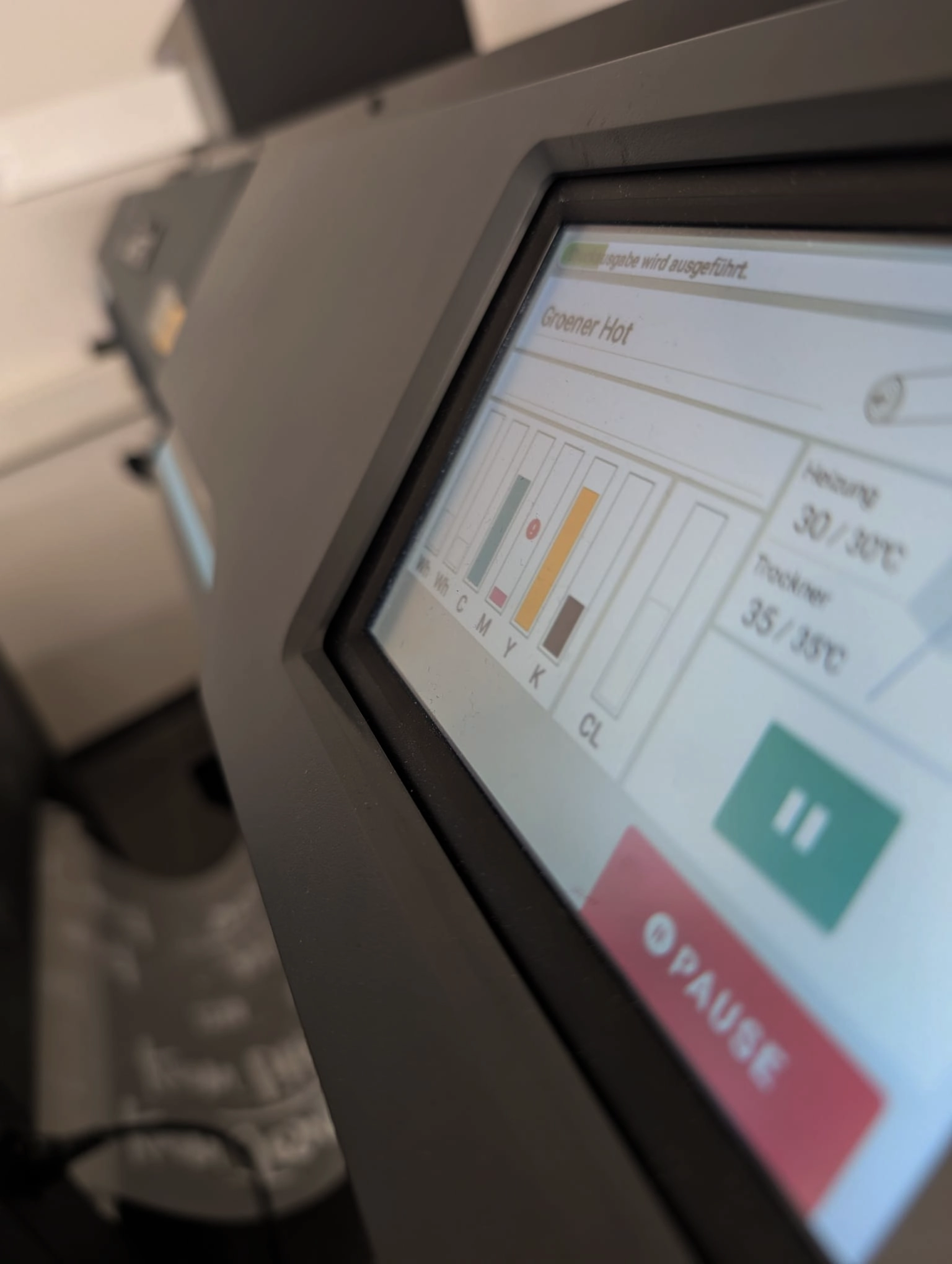 DTF-Drucker mit Bedienfeld und Transferfolie – Printerado Textildruck Nürnberg