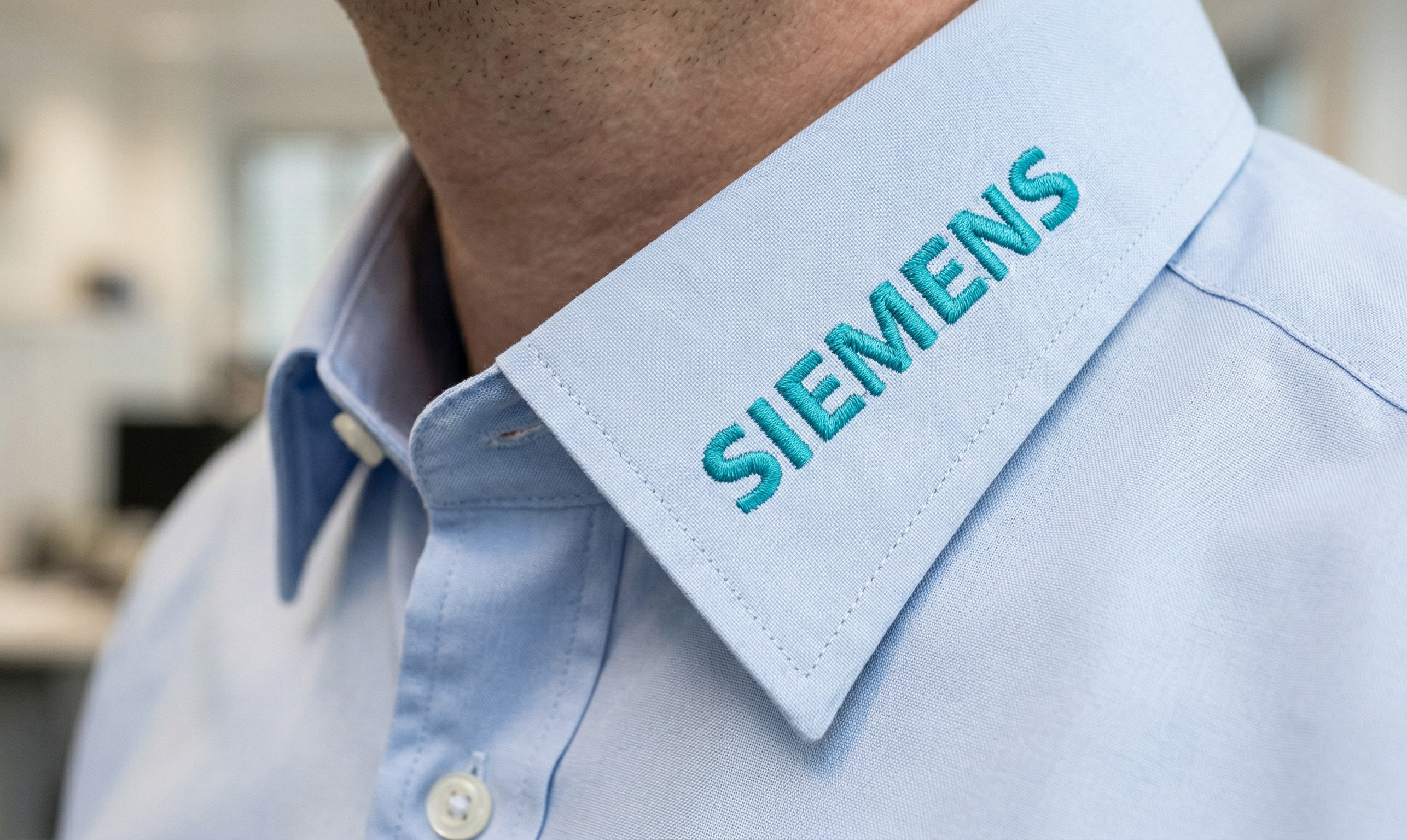 Hellblaues OLYMP Hemd mit besticktem Kragen – Kragenbestickung Nürnberg bei Printerado