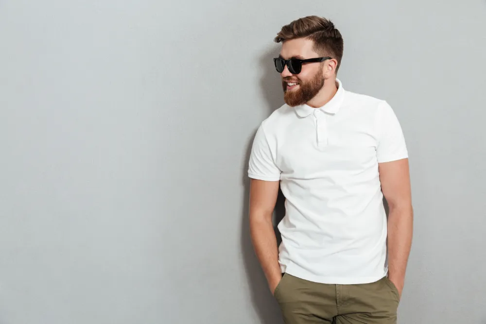 Mann in einem weißen Poloshirt mit Stickerei