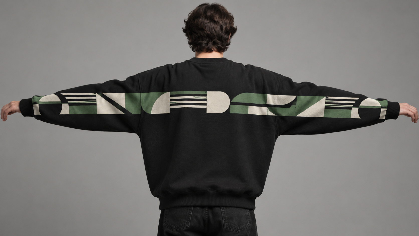 Schwarzer Loose-Fit-Sweater von hinten mit durchgehendem Druck von Ärmel zu Ärmel über den Rücken