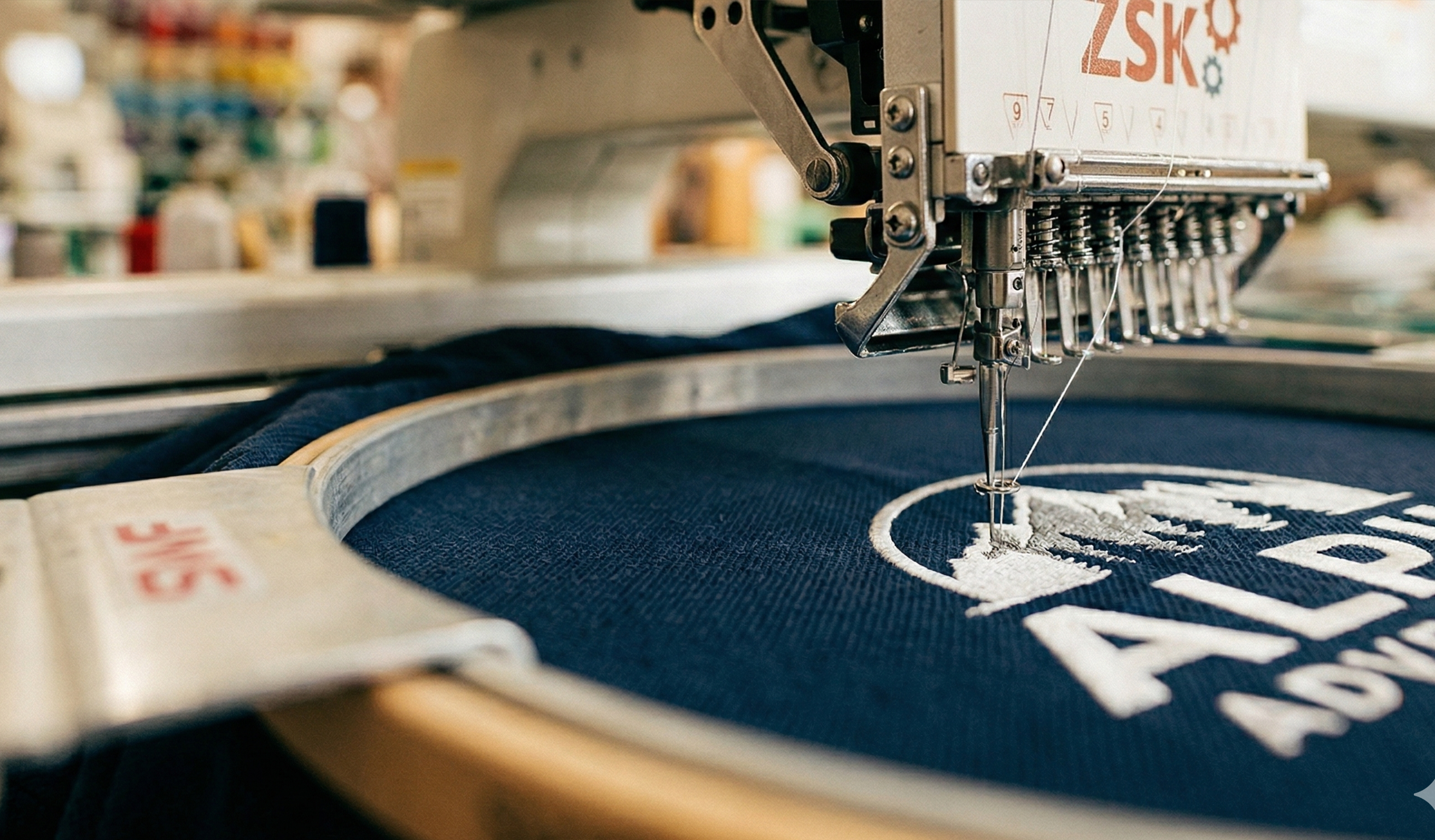 Poloshirts besticken und bedrucken – Nahaufnahme Stickmaschine bei Printerado Fürth Nürnberg Erlangen